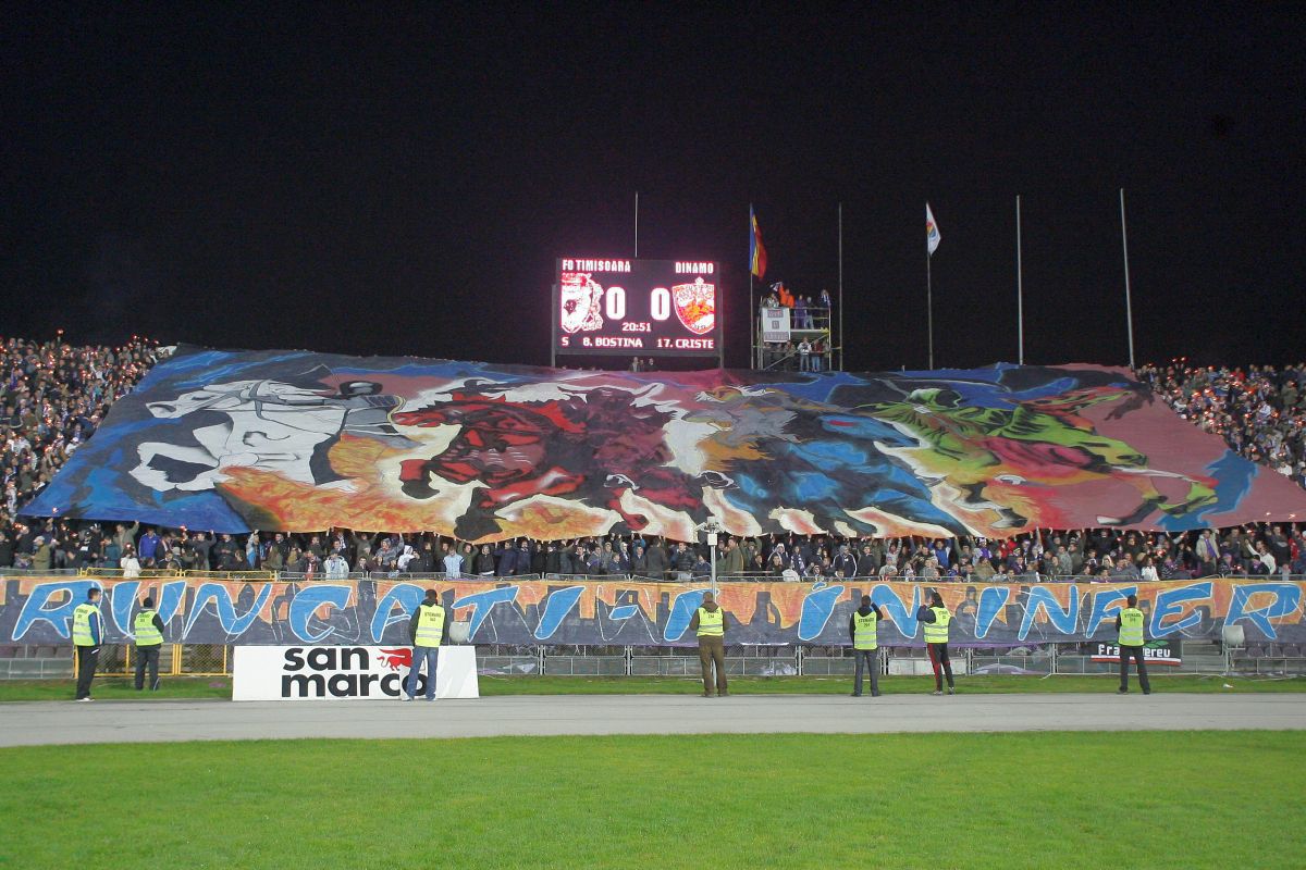 Derby-ul Dinamo - Poli Timișoara, în 30 de imagini incendiare » Cele mai dure mesaje ale unei rivalități aprige: „Pe titlurile și cupele voastre sigiliu DNA”