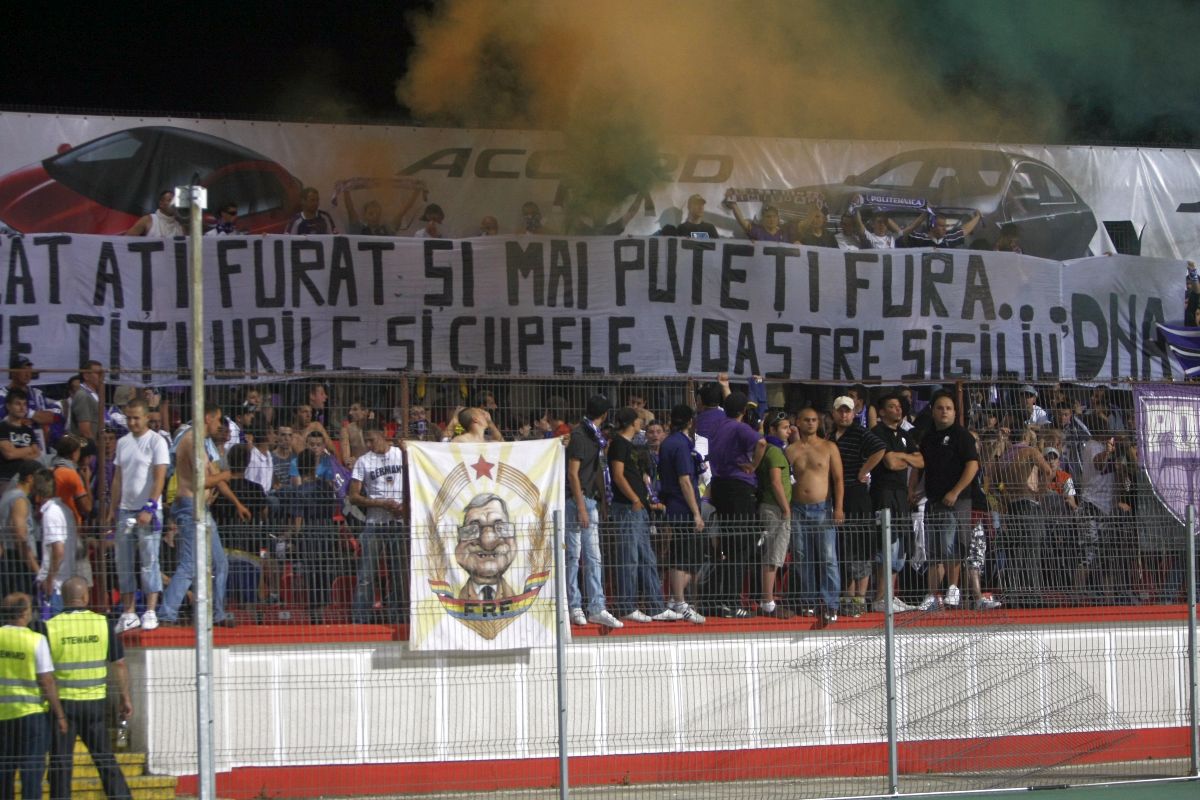 Derby-ul Dinamo - Poli Timișoara, în 30 de imagini incendiare » Cele mai dure mesaje ale unei rivalități aprige: „Pe titlurile și cupele voastre sigiliu DNA”