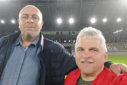 David Kertesz, în dreapta, alături de patronul lui Sepsi, Laszlo Dioszegi