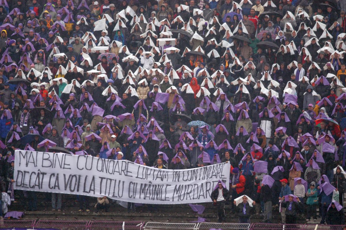 Derby-ul Dinamo - Poli Timișoara, în 30 de imagini incendiare » Cele mai dure mesaje ale unei rivalități aprige: „Pe titlurile și cupele voastre sigiliu DNA”