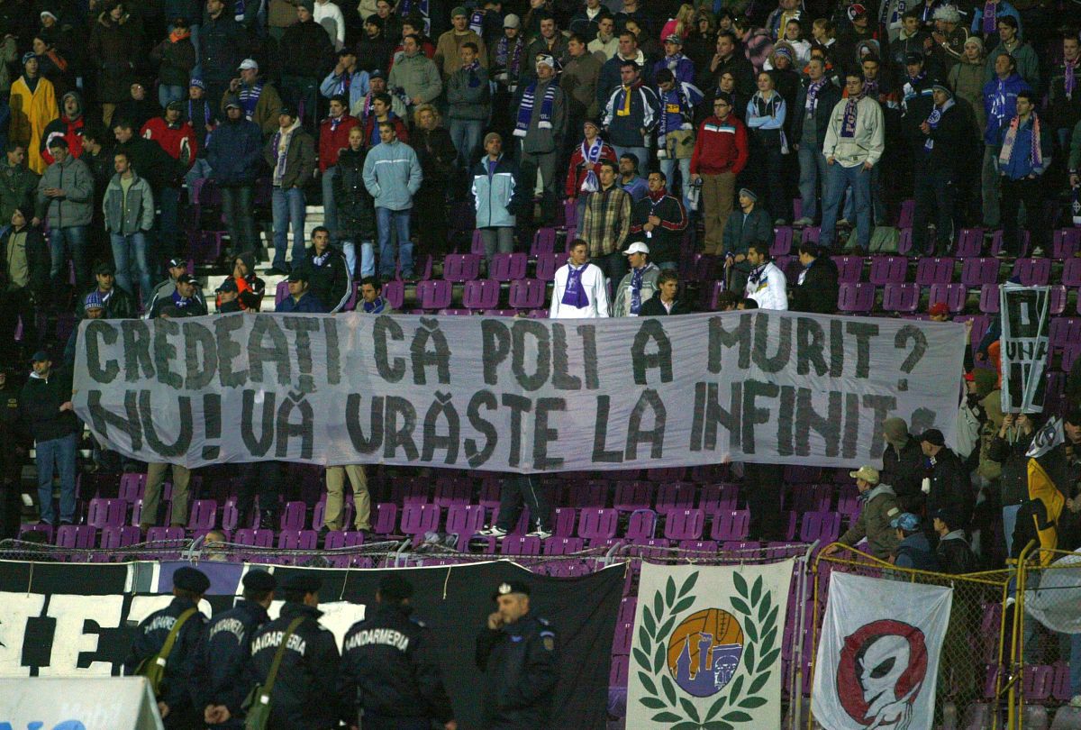 Derby-ul Dinamo - Poli Timișoara, în 30 de imagini incendiare » Cele mai dure mesaje ale unei rivalități aprige: „Pe titlurile și cupele voastre sigiliu DNA”