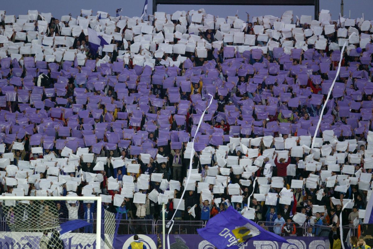 Derby-ul Dinamo - Poli Timișoara, în 30 de imagini incendiare » Cele mai dure mesaje ale unei rivalități aprige: „Pe titlurile și cupele voastre sigiliu DNA”