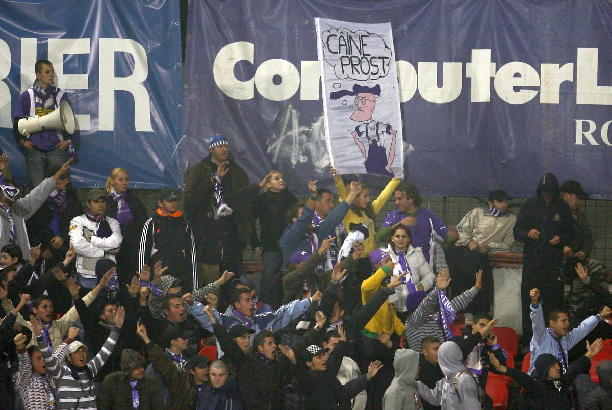 Derby-ul Dinamo - Poli Timișoara, în 30 de imagini incendiare » Cele mai dure mesaje ale unei rivalități aprige: „Pe titlurile și cupele voastre sigiliu DNA”