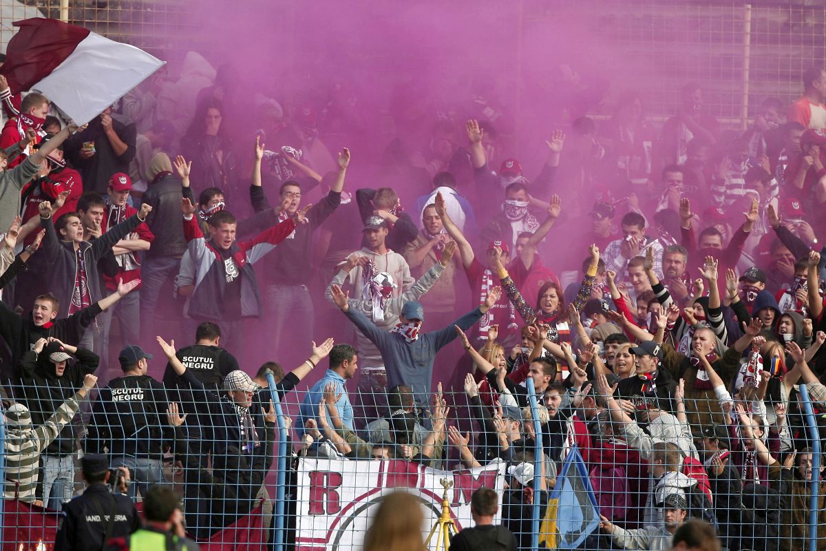 Rivalitatea CFR Cluj - U Cluj, în imagini » Fotografii spectaculoase de la derby-urile dintre „feroviari” și „Șepcile Roșii”