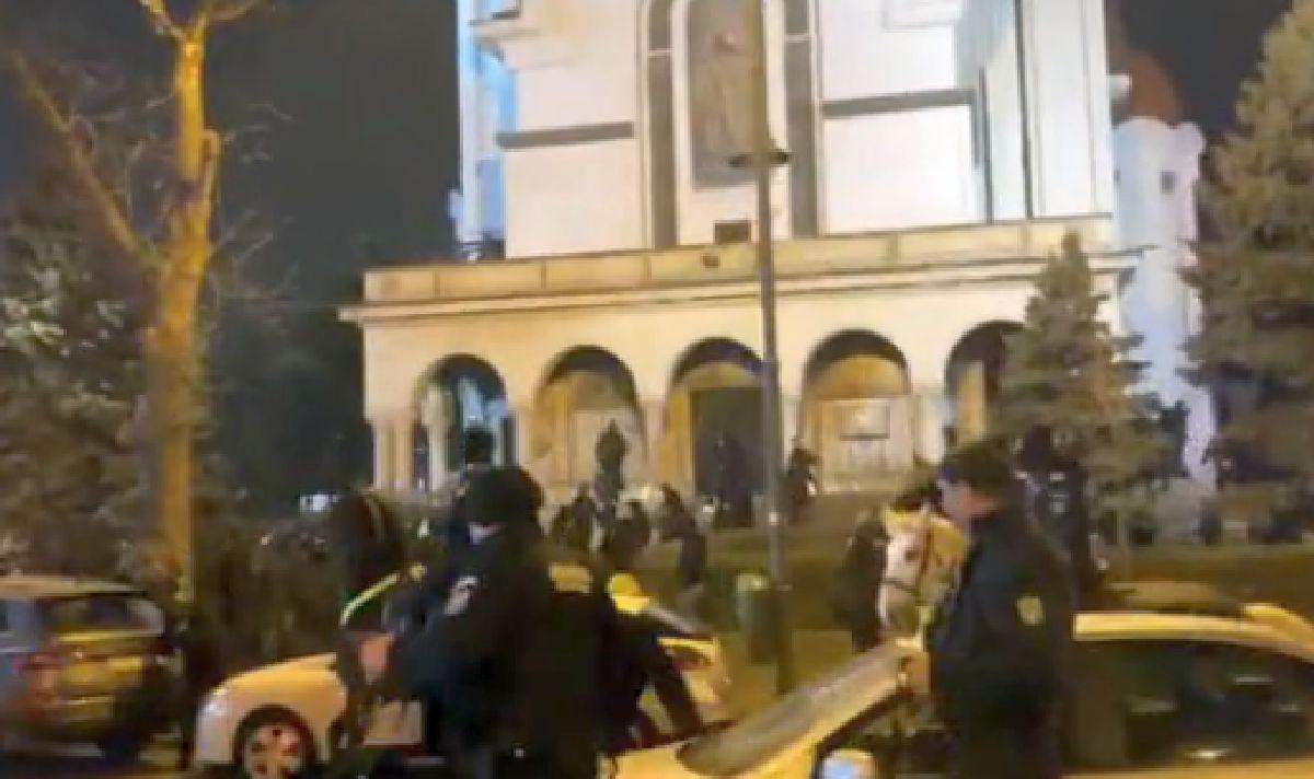 Imagini halucinante la Dinamo - UTA! Ultrașii s-au luat la bătaie pe gazon