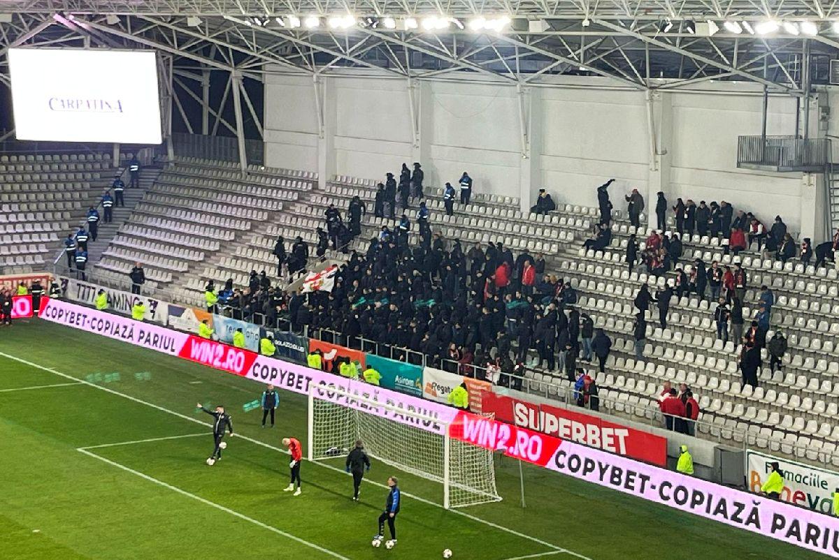 Imagini halucinante la Dinamo - UTA! Ultrașii s-au luat la bătaie pe gazon