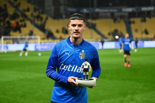 Pe lângă tricoul jubiliar, Dennis Man a primit și un mic trofeu personalizat, pentru meciul 100 la Parma / Foto: X Parma