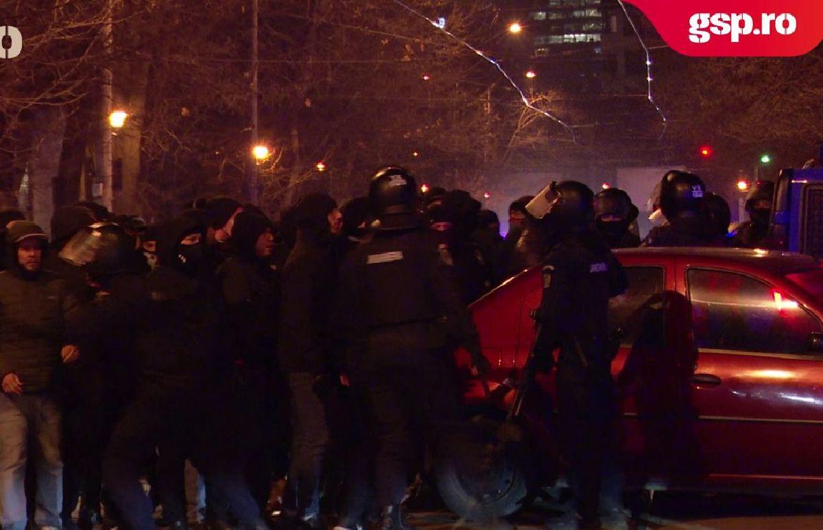 Imagini halucinante la Dinamo - UTA! Ultrașii s-au luat la bătaie pe gazon