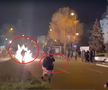 O petardă puternică explodează lângă un trecător. Puțin mai în față, doi dintre reporterii acreditați la meci fug din calea deflagrației