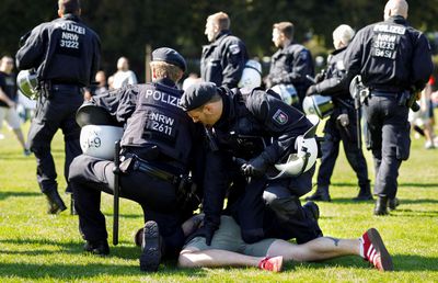 Incidente grave înaintea derbyului Rinului. Poliția germană a arestat 205 fani, iar trei agenți sunt răniți!