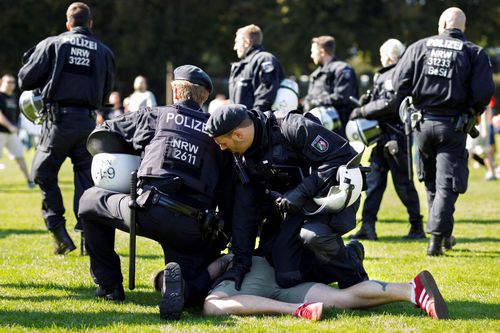 Fanii agresivi au fost arestați înaintea derbyului Rinului / Foto: Imago
