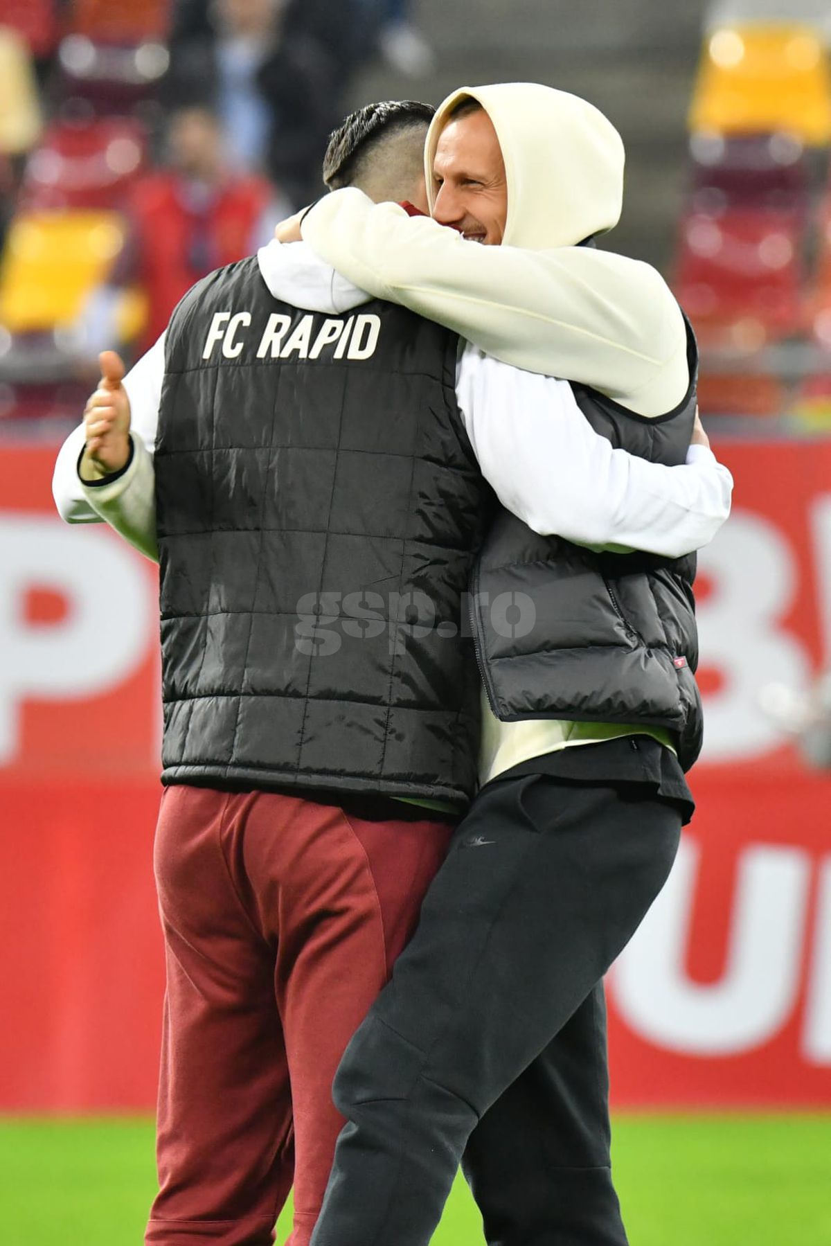 Rapid și FCSB, la încălzire: moment special cu Săpunaru și Chiricheș
