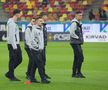 FCSB - Craiova, imagini din stadion înainte de meci. Ionuț Cercel, primul din dreapta/ foto Ionuț Iordache (GSP)