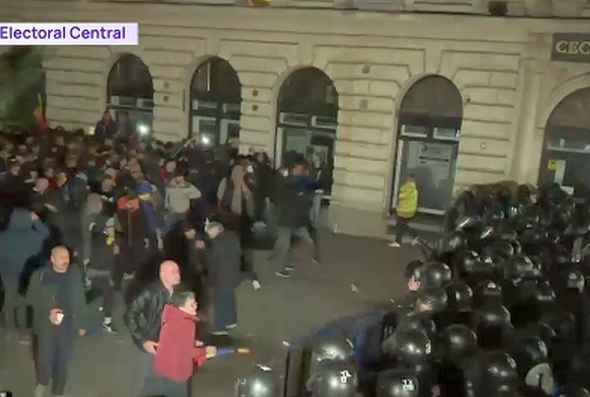 Incidente și violență în stradă după ce candidatura lui Călin Georgescu la președinție a fost invalidată! Ce urmează