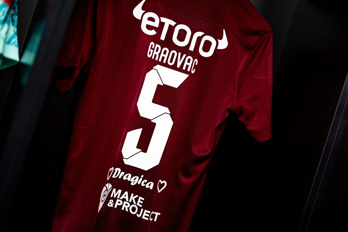 Detaliu inedit pe tricourile celor de la CFR la partida cu Buzău: „Te port mereu în suflet, dar azi și pe tricou”