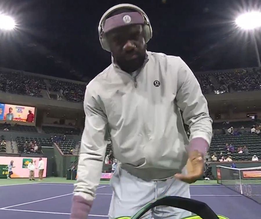 Frances Tiafoe, panicat că nu și-a luat rachetele cu el/Captură foto: X (Tennis TV) Moment uluitor la Indian Wells! De ce a fost întârziată partida lui Frances Tiafoe