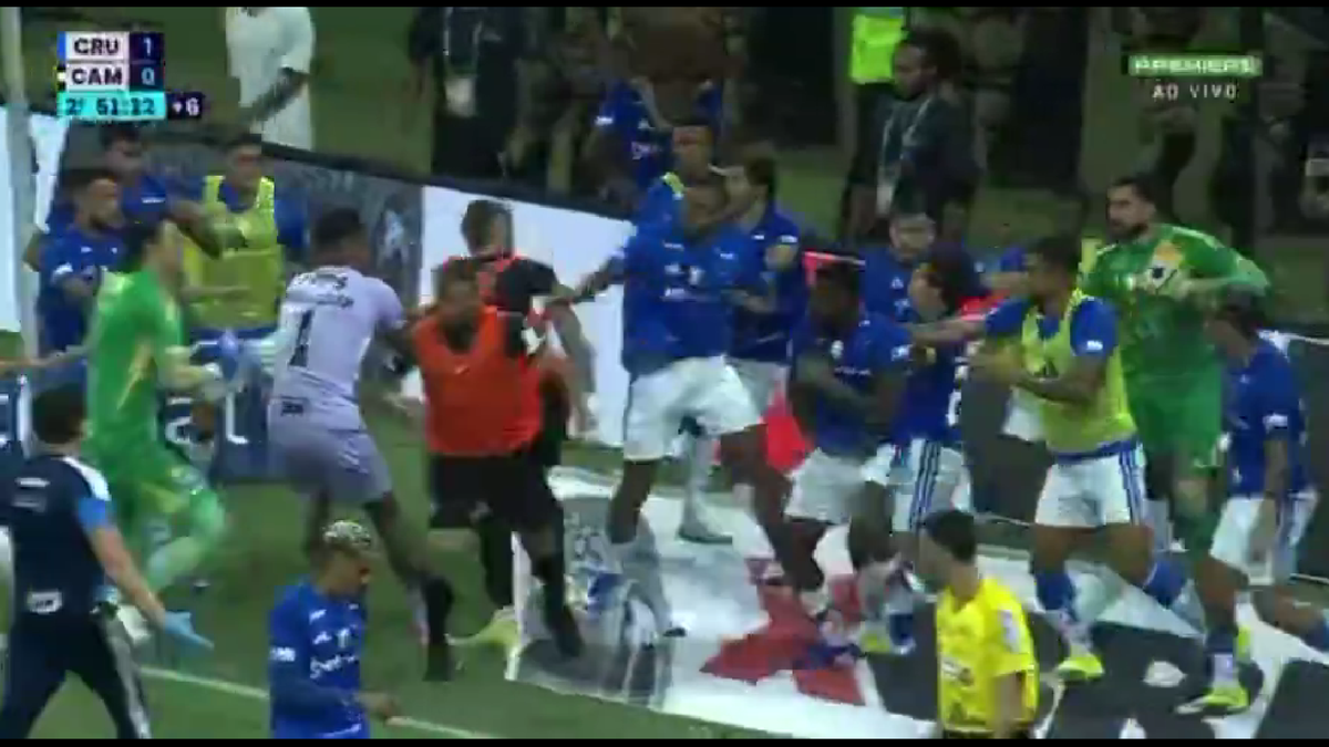 23 de eliminări, scene de o SĂLBĂTICIE rară » Pumni și picioare între jucători, portarul dat cu capul de bară!