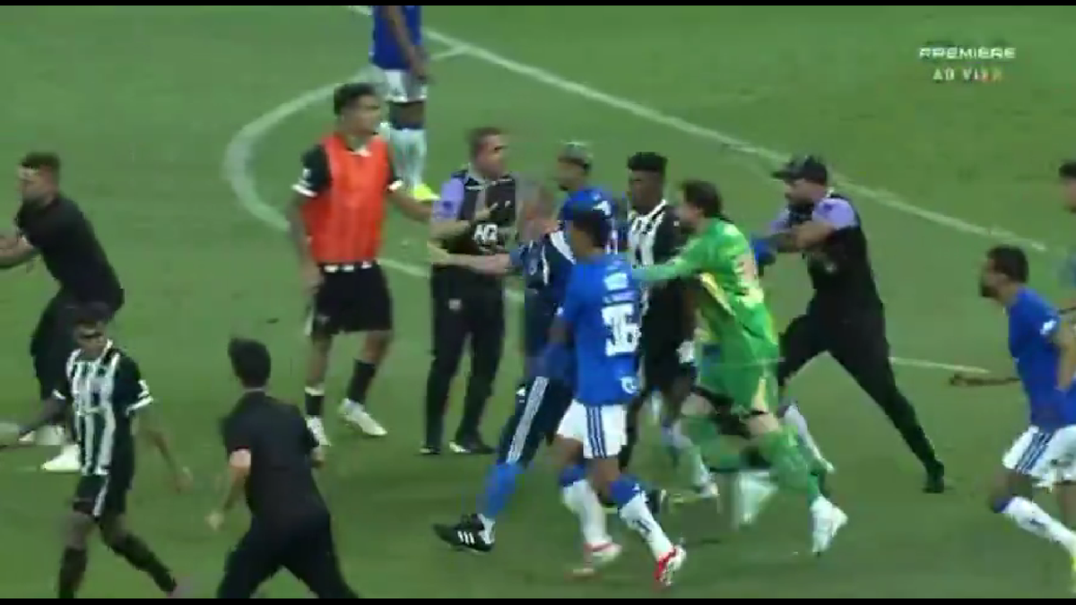 23 de eliminări, scene de o SĂLBĂTICIE rară » Pumni și picioare între jucători, portarul dat cu capul de bară!