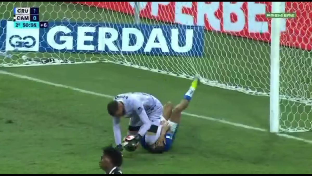 23 de eliminări, scene de o SĂLBĂTICIE rară » Pumni și picioare între jucători, portarul dat cu capul de bară!