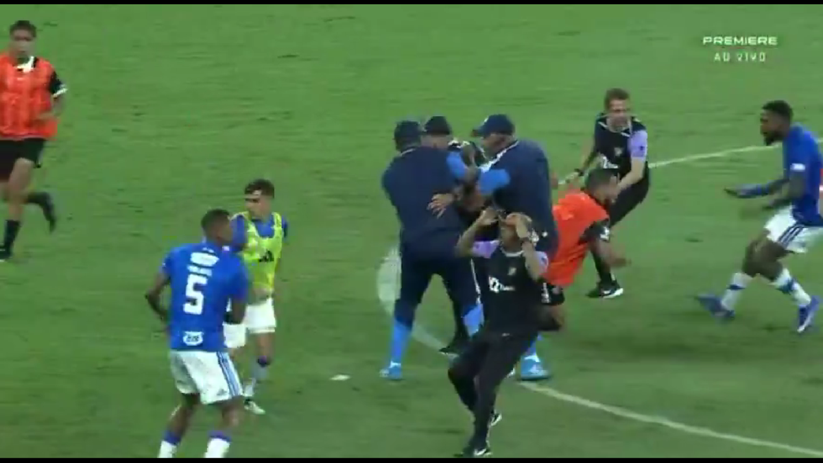 23 de eliminări, scene de o SĂLBĂTICIE rară » Pumni și picioare între jucători, portarul dat cu capul de bară!