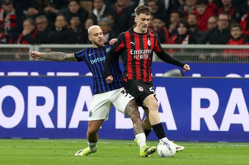 Federico Dimarco, în acțiune contra lui Milan // foto: Guliver/gettyimages
