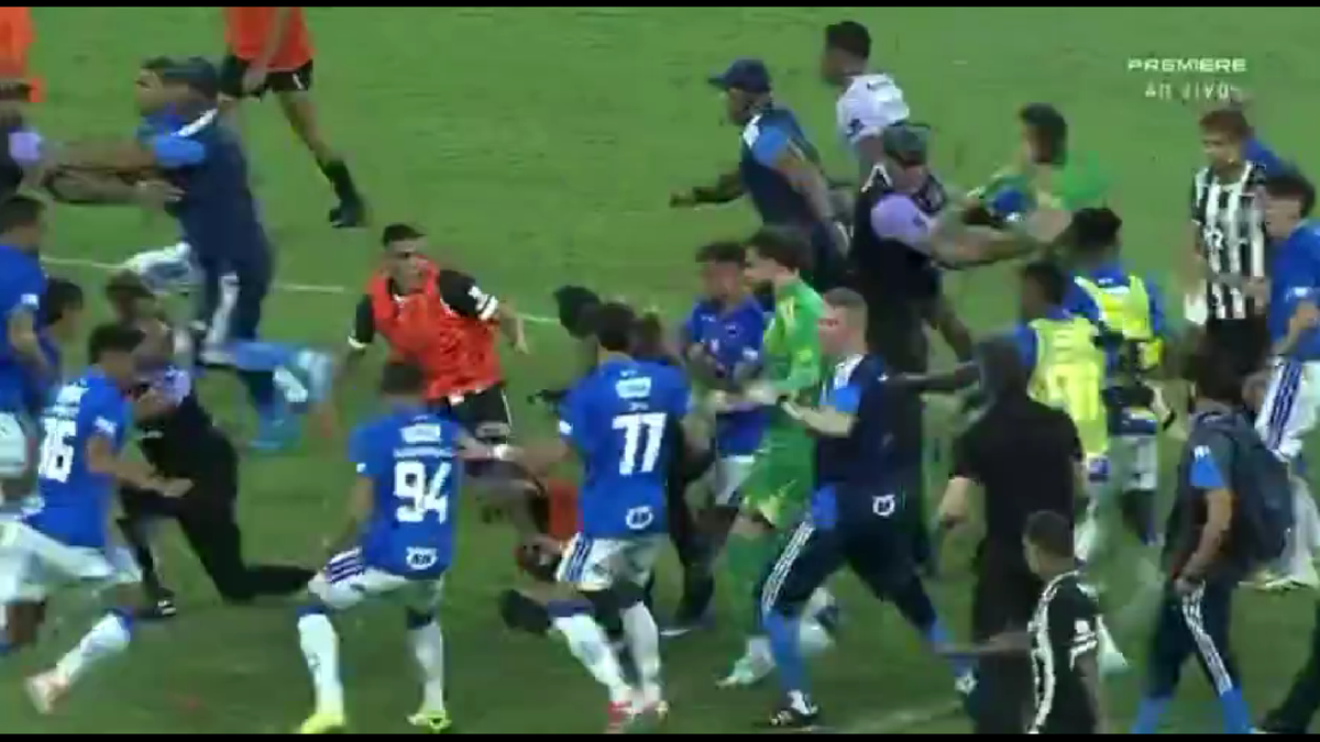 23 de eliminări, scene de o SĂLBĂTICIE rară » Pumni și picioare între jucători, portarul dat cu capul de bară!