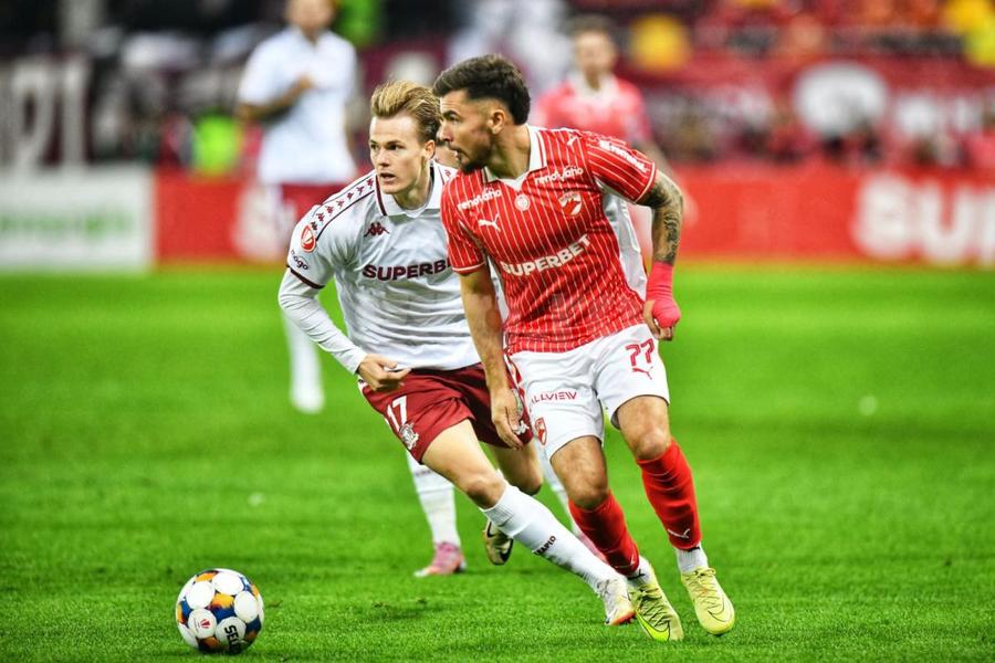 Tobias Christensen vs Daniel Armstrong, în Dinamo - Rapid, 0-2 (19 octombrie 2025). Foto: Ionuț Iordache&Cristi Preda (GSP) Despărțire-șoc la Rapid! Tobias Christensen, aproape să plece din Giulești pe o sumă incredibilă