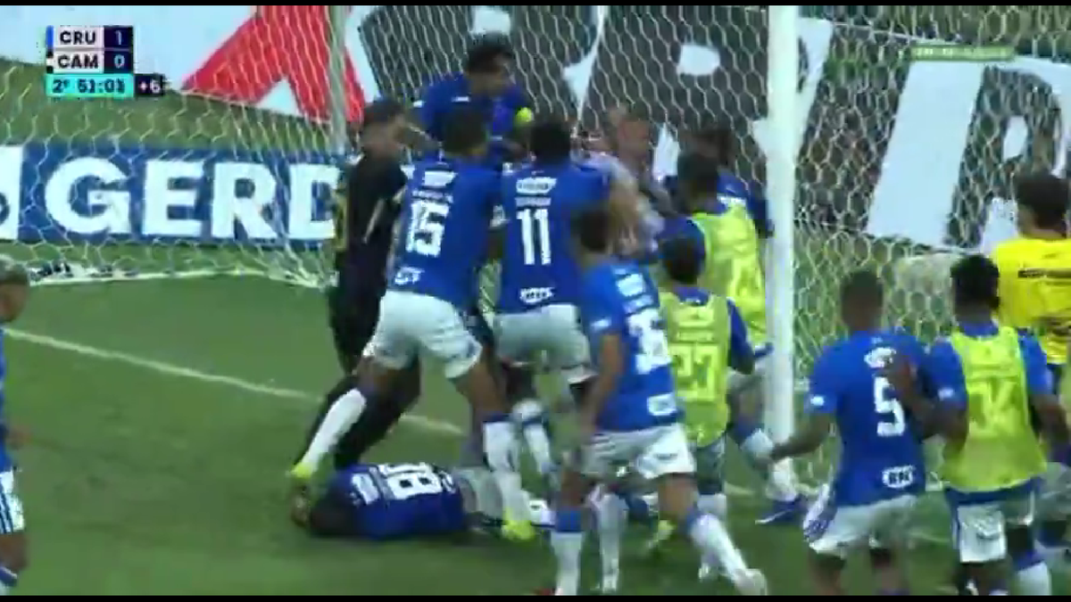 23 de eliminări, scene de o SĂLBĂTICIE rară » Pumni și picioare între jucători, portarul dat cu capul de bară!