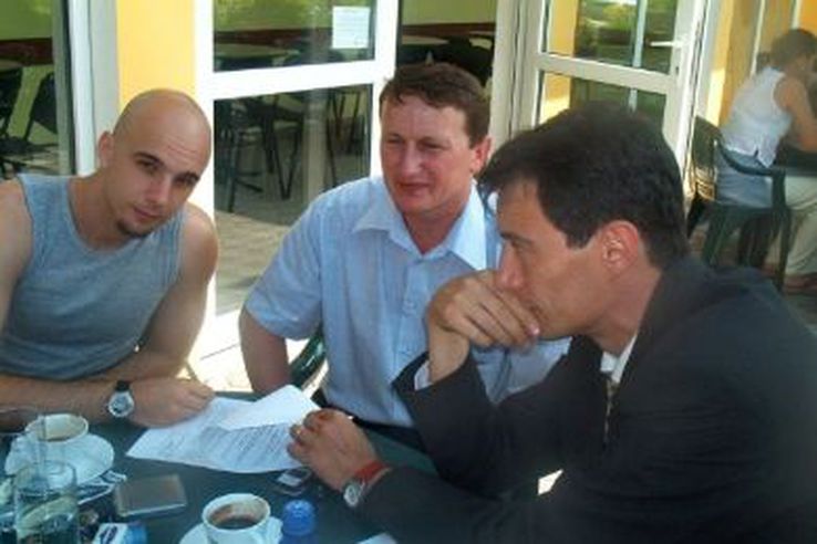 Dejan Dukovcic semnând contractul cu echipa de baschet, alături de Remus Lăpușan (centru) și Mircea Cristescu (dreapta)/Foto: Dan Bodea