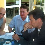 Dejan Dukovcic semnând contractul cu echipa de baschet, alături de Remus Lăpușan (centru) și Mircea Cristescu (dreapta)/Foto: Dan Bodea