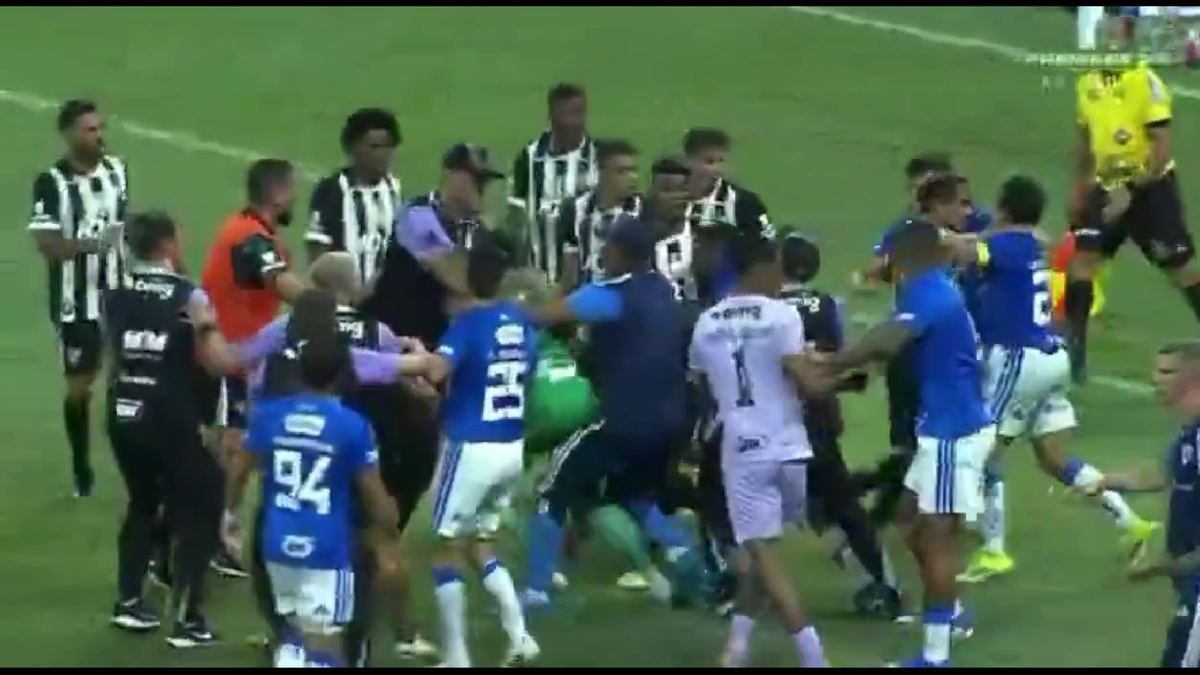 23 de eliminări, scene de o SĂLBĂTICIE rară » Pumni și picioare între jucători, portarul dat cu capul de bară!