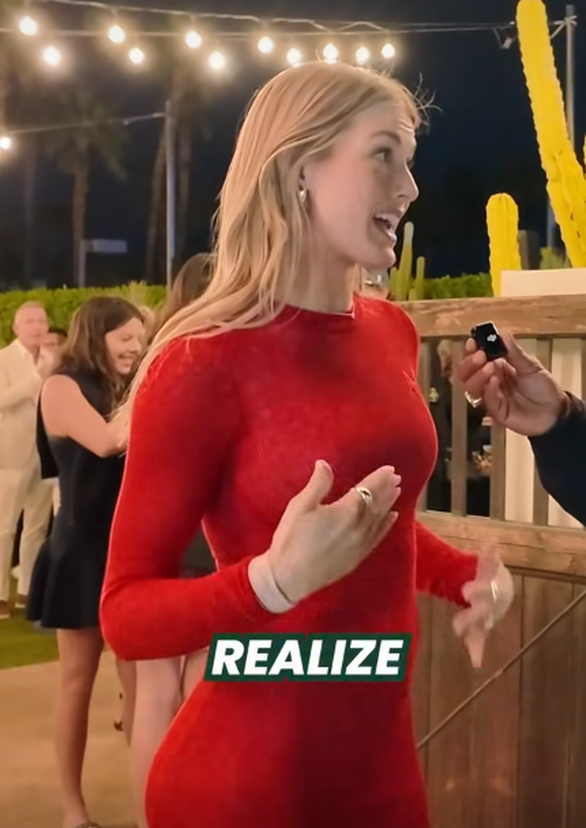 „Nu mi-am dat seama cât e de scurtă sau de transparentă” » Eugenie Bouchard a venit la evenimentul de la Indian Wells cu o rochie pe care nu o probase