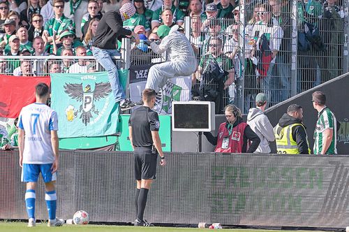 Suporterii lui Munster au scos VAR-ul din priză înainte ca arbitrul să verifice penalty-ul! // foto: Imago Images