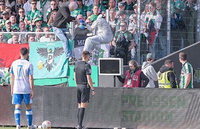 Moment neverosimil în Germania: au scos VAR-ul din priză înainte ca arbitrul să verifice penalty-ul!