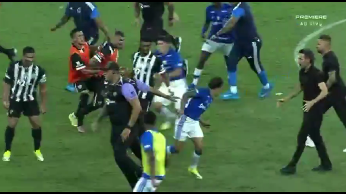 23 de eliminări, scene de o SĂLBĂTICIE rară » Pumni și picioare între jucători, portarul dat cu capul de bară!