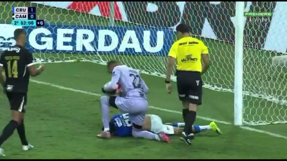 23 de eliminări, scene de o SĂLBĂTICIE rară » Pumni și picioare între jucători, portarul dat cu capul de bară!