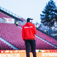 Dinamoviștii, la inspecția gazonului // FOTO: Facebook @Dinamo Bucuresti