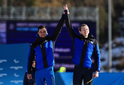 Vitaliy Trush alături de Maksym Murashkovskyi pe podiumul paralimpic FOTO Guliver/GettyImages