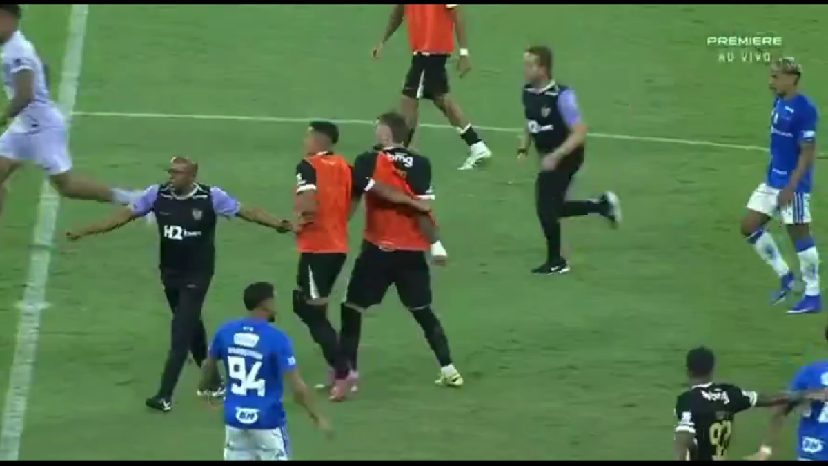 23 de eliminări, scene de o SĂLBĂTICIE rară » Pumni și picioare între jucători, portarul dat cu capul de bară!