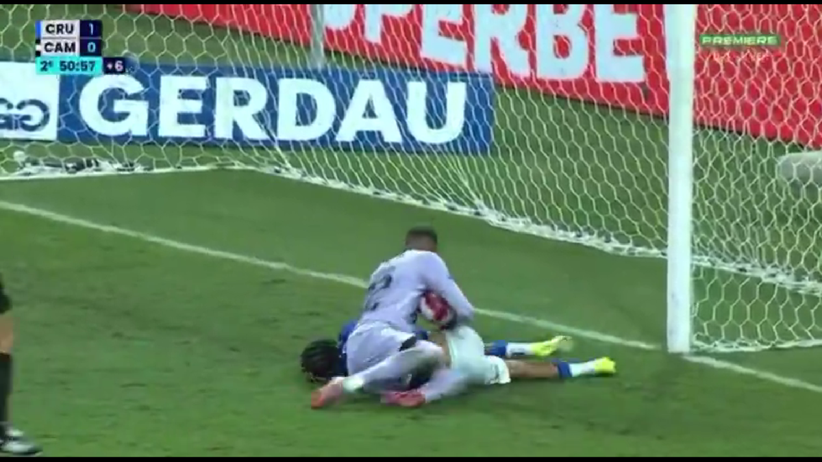 23 de eliminări, scene de o SĂLBĂTICIE rară » Pumni și picioare între jucători, portarul dat cu capul de bară!