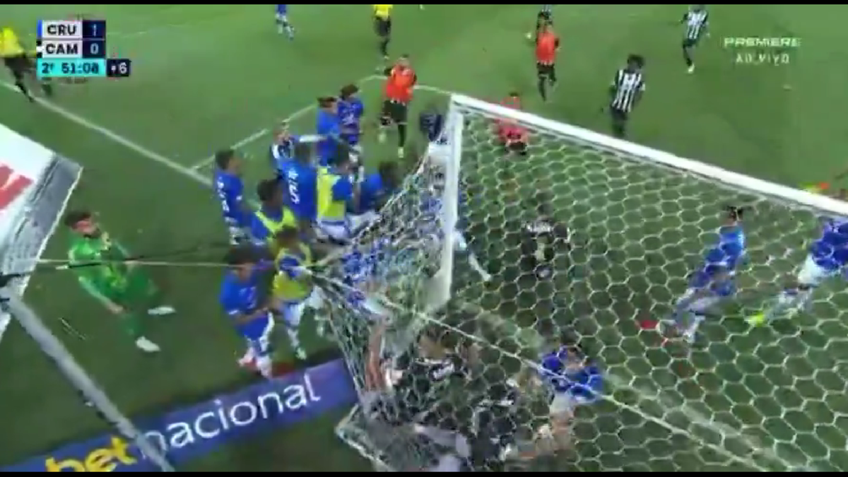 23 de eliminări, scene de o SĂLBĂTICIE rară » Pumni și picioare între jucători, portarul dat cu capul de bară!