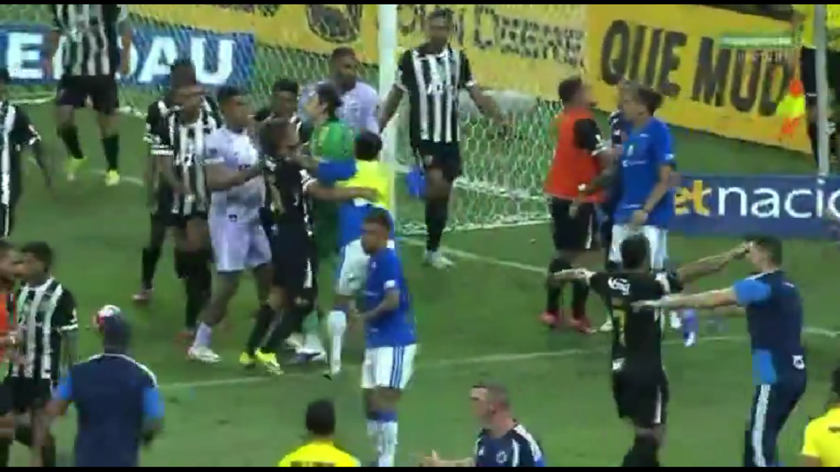 23 de eliminări, scene de o SĂLBĂTICIE rară » Pumni și picioare între jucători, portarul dat cu capul de bară!