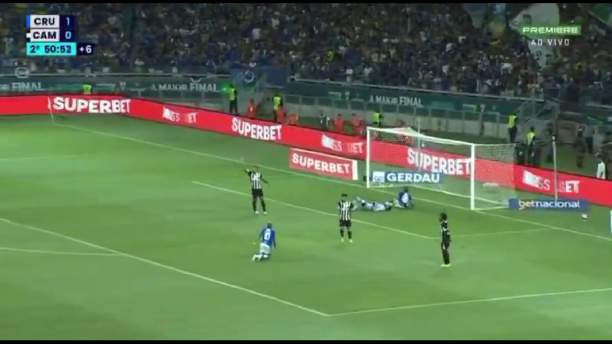 23 de eliminări, scene de o SĂLBĂTICIE rară » Pumni și picioare între jucători, portarul dat cu capul de bară!