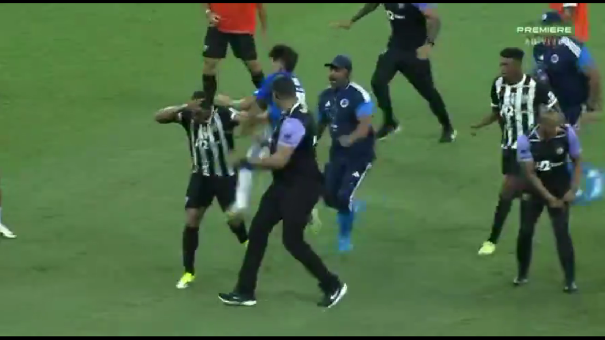 23 de eliminări, scene de o SĂLBĂTICIE rară » Pumni și picioare între jucători, portarul dat cu capul de bară!