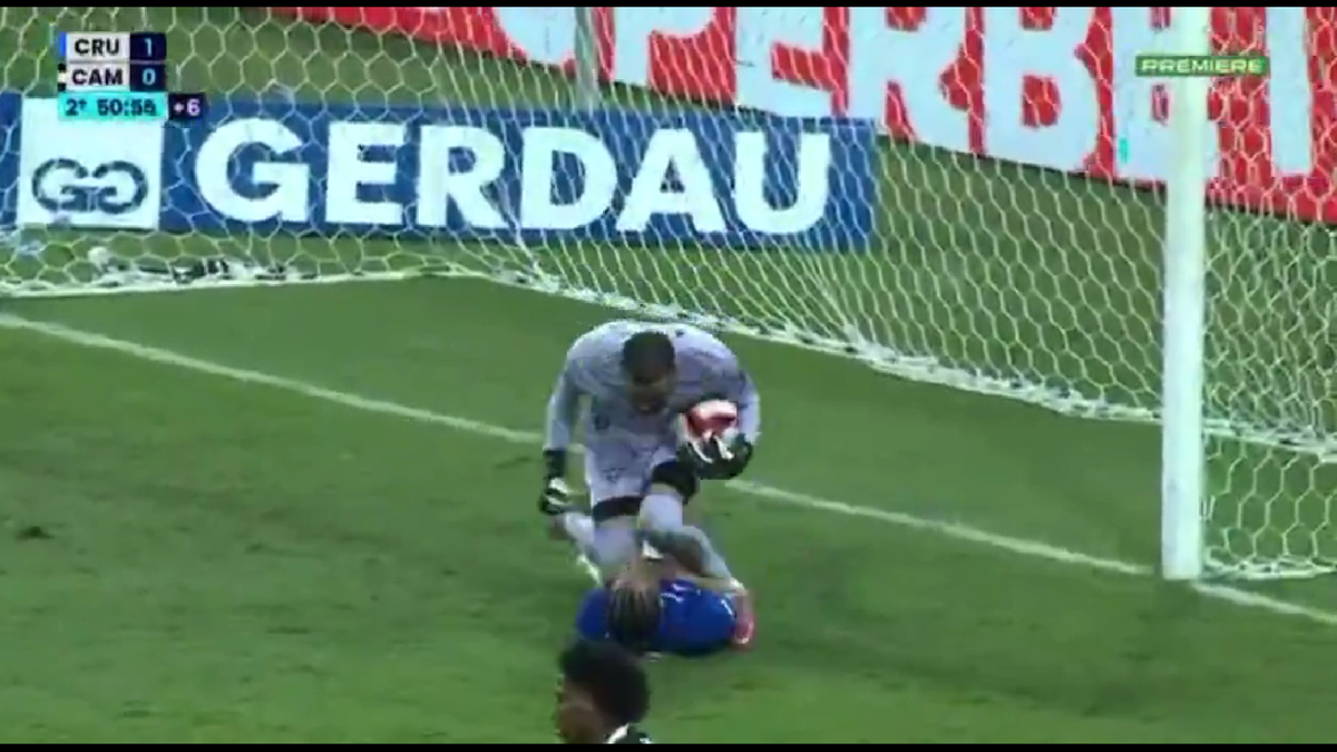 23 de eliminări, scene de o SĂLBĂTICIE rară » Pumni și picioare între jucători, portarul dat cu capul de bară!