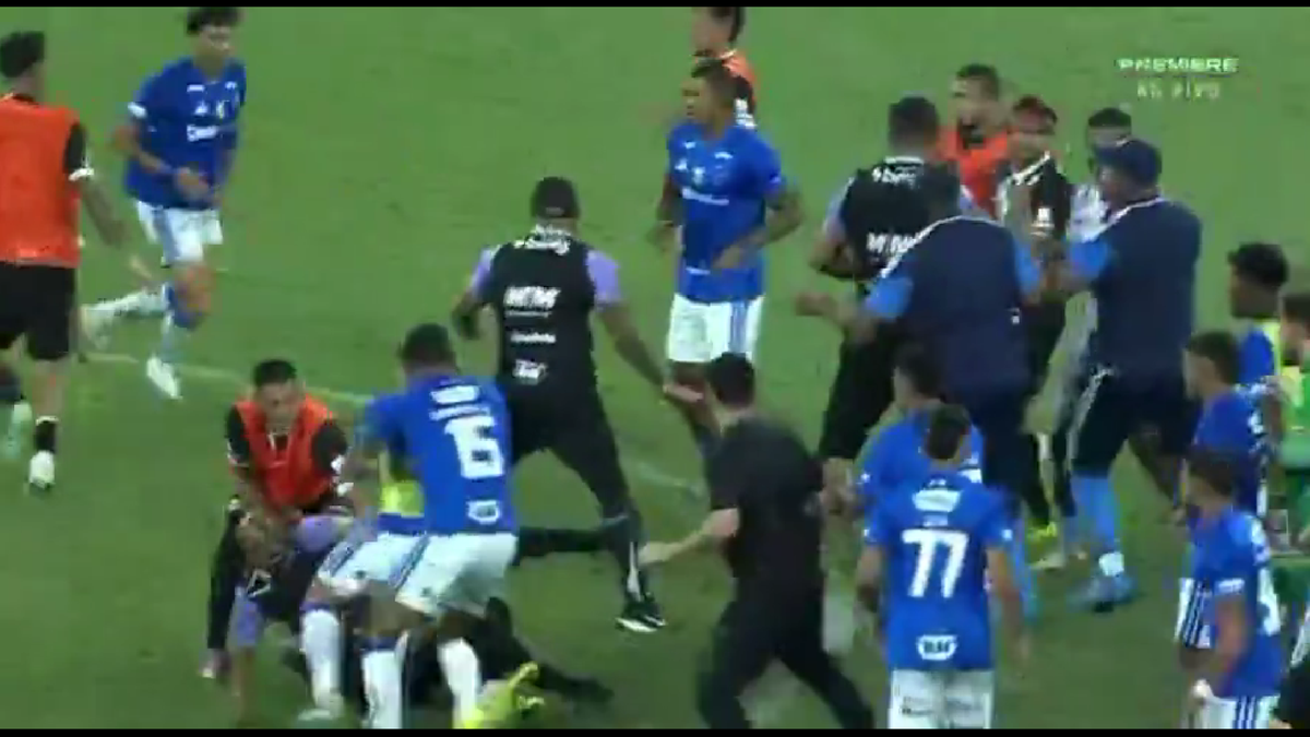 23 de eliminări, scene de o SĂLBĂTICIE rară » Pumni și picioare între jucători, portarul dat cu capul de bară!