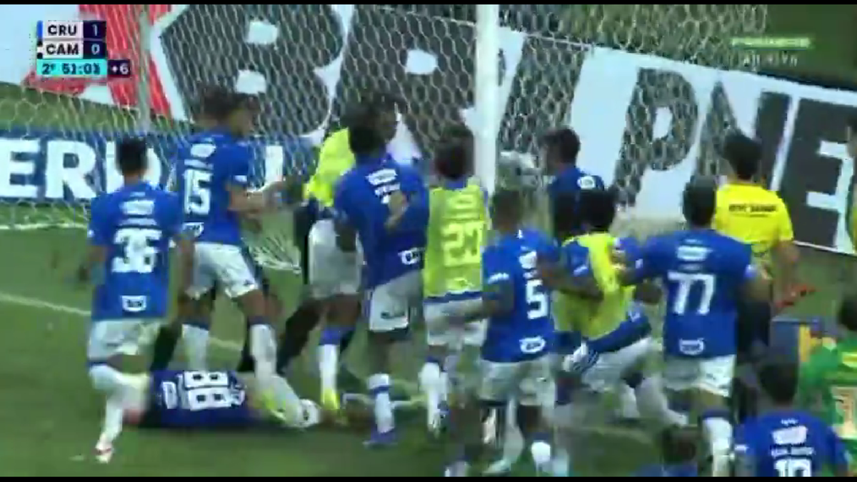 23 de eliminări, scene de o SĂLBĂTICIE rară » Pumni și picioare între jucători, portarul dat cu capul de bară!