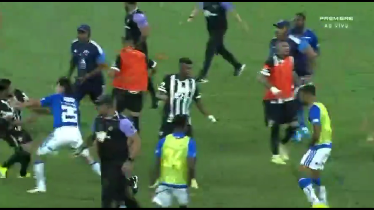 23 de eliminări, scene de o SĂLBĂTICIE rară » Pumni și picioare între jucători, portarul dat cu capul de bară!