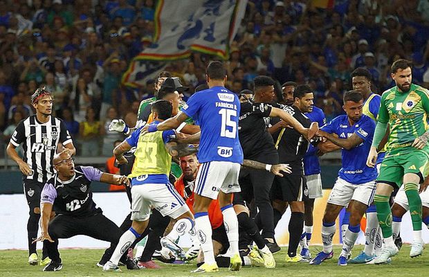 23 de eliminări, scene de o SĂLBĂTICIE rară » Pumni și picioare între jucători, portarul dat cu capul de bară!