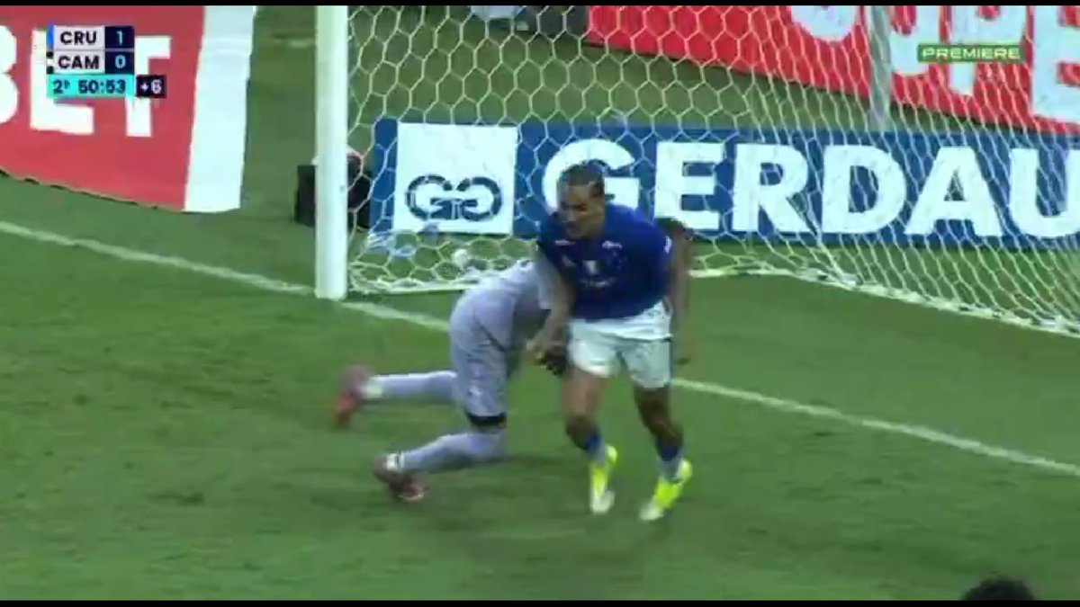 23 de eliminări, scene de o SĂLBĂTICIE rară » Pumni și picioare între jucători, portarul dat cu capul de bară!